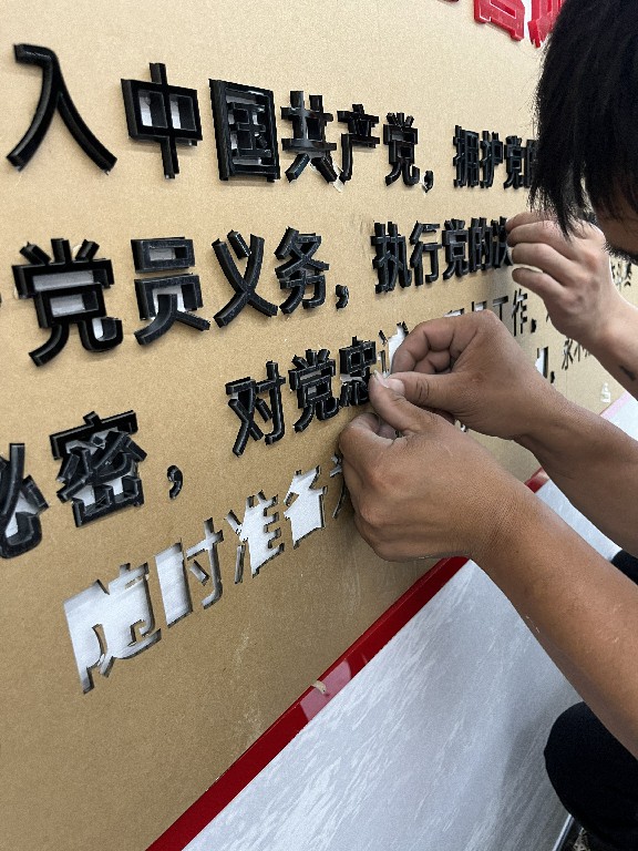 广告标识